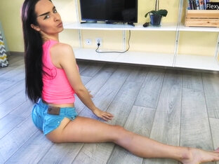 Big Tits Brunette Gymnast Toma Sargarepa Toying Herself