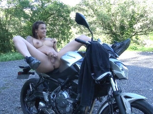 la belle vic se fait gicler la chatte sur sa moto