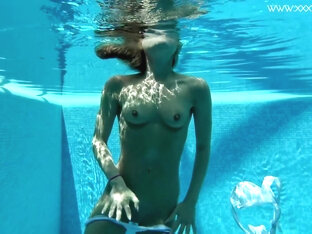 Hot Us Blondie Swims Naked In The Pool - Lindsay Cruz