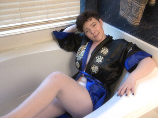 We meet the hairy and sexy Dmitri Vosche in a tub