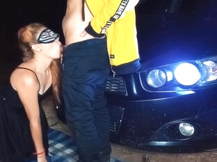 Mon mec me baise sur le capot de la voiture